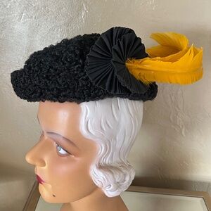 RARE 1940's BLACK MOUTON BERET WITH GROSGRAIN ROSETTE & YELLOW CURLY FEATHERS